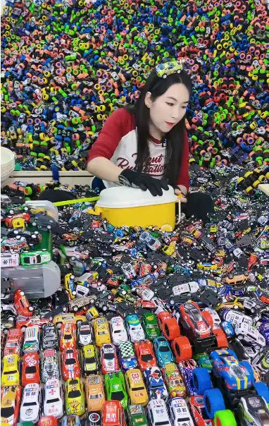 WEIQUEEN 50randomized cars(A big box. All colors. Occasionally 1 or 2 bigger cars.)